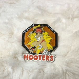 Vintage Hooters girl pin 🦉